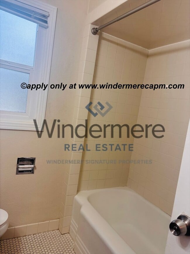 Building Photo - Unbeatable location! ! East Sac 2 bedroom 1 bath Duplex!!