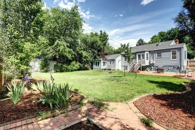 Building Photo - Beautiful 4 Bedroom 2 Bath Single Family H...