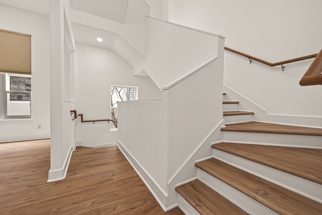 Building Photo - 724 Ruthven St