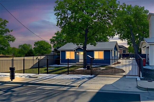 Building Photo - 6915 Providence Ave