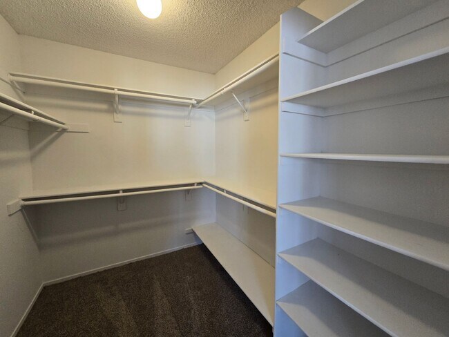 Building Photo - 2252 Welsey Manor Dr