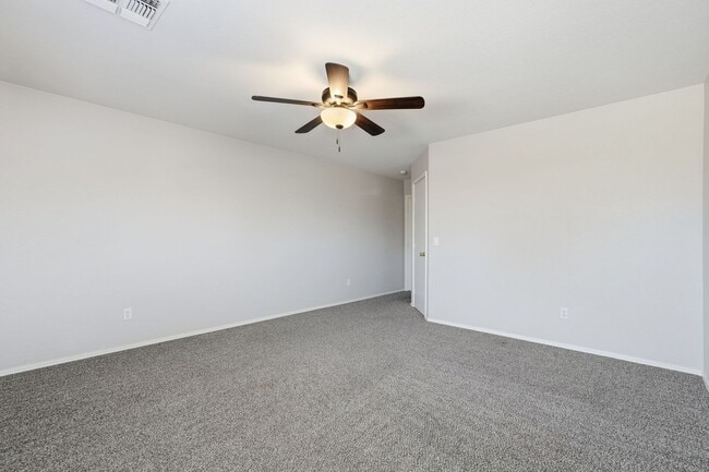 Building Photo - HUGE 6 Bedroom Home - Westgate and Freeways Nearby!