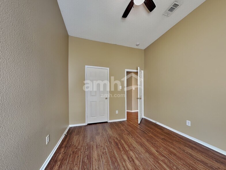 Building Photo - 7716 Parkwood Plaza Dr