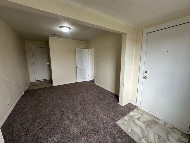 Building Photo - 3921 Roselawn Dr