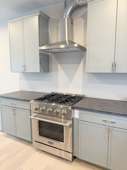 COMMERICAL STOVE - 108 Textile Ct