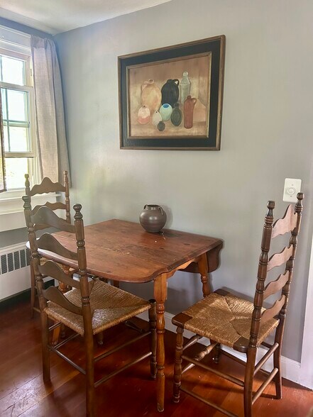 Antique dining room table and chairs. Seats 4 - 32 Meadow St