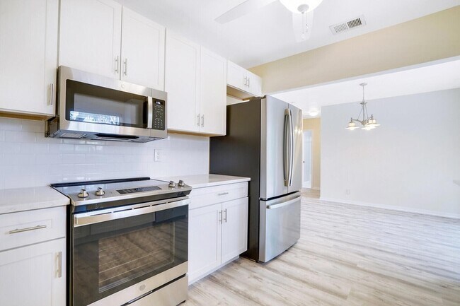 Building Photo - 3800 Calvin Ave