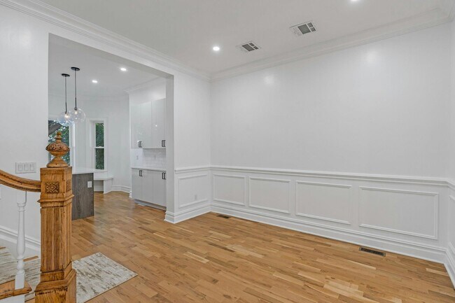 Building Photo - 52 Brinkerhoff St
