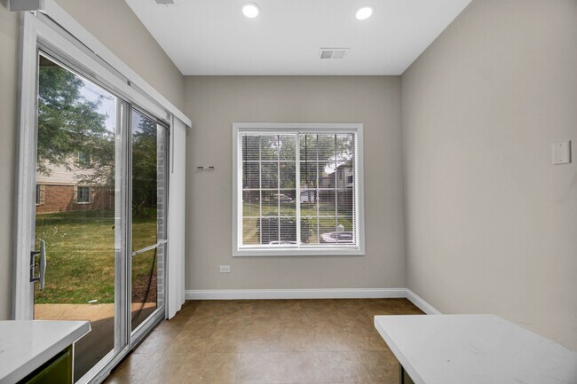Building Photo - 1661 Commodore Ct