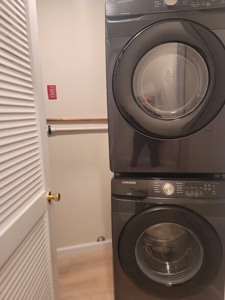 Building Photo - 27 Lear Ct