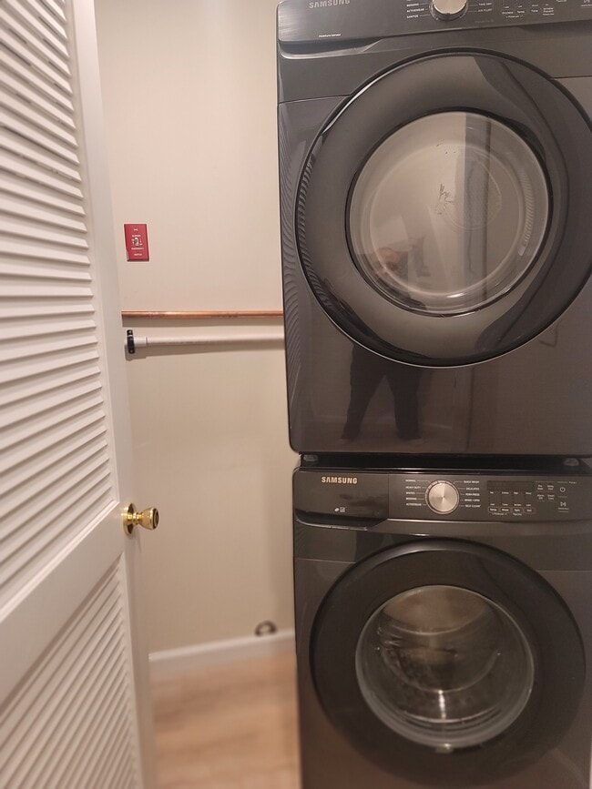 Building Photo - 27 Lear Ct