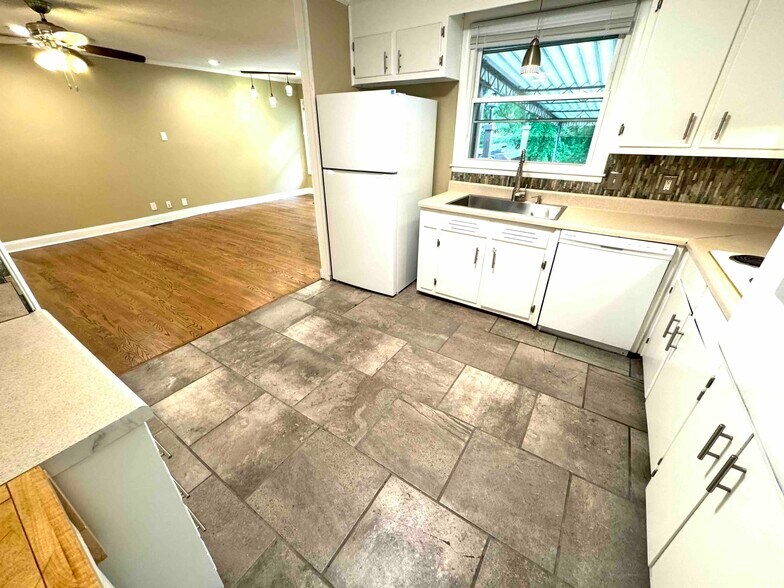 Building Photo - 5011 Suter Dr