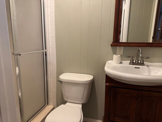 Building Photo - Charming 3 bedroom,  2 Bathroom in the cen...