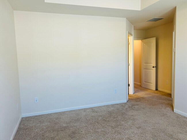 Building Photo - Wow 3 bedroom 2.5 bathroom townhome minute...