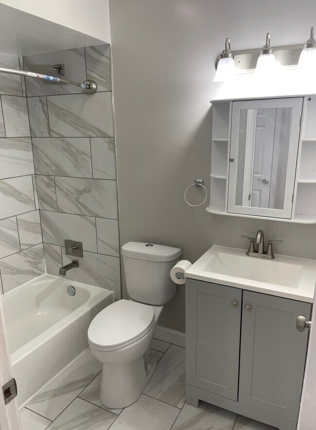 Building Photo - 1534 W Farwell Ave