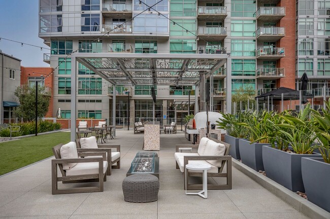 Building Photo - Modern Townhome Living in the Heart of Dow...