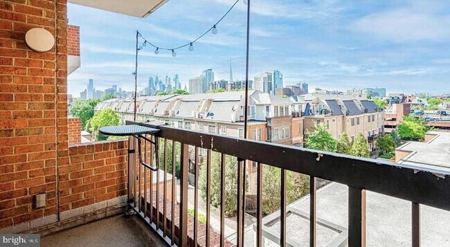 Building Photo - 200 Lombard St