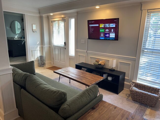 Building Photo - Monthly Rental — Stylish First-Floor Condo by Daffin Park with All-Inclusive Utilities