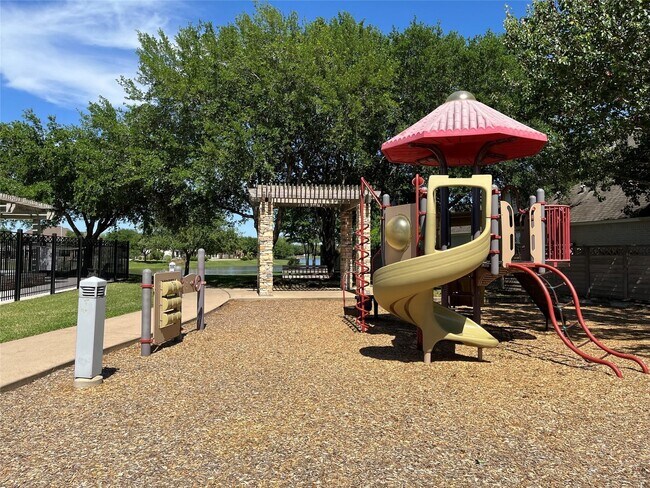 Building Photo - 1015 Longdraw Dr