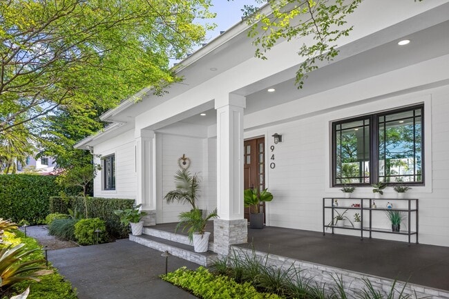 Building Photo - 940 Greenbriar Dr