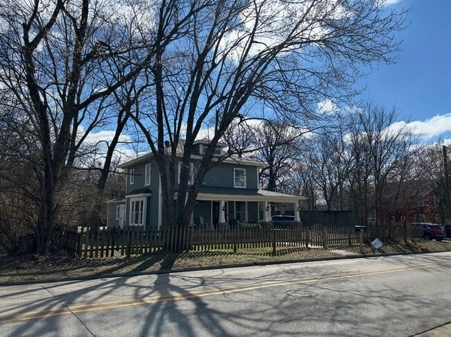 Building Photo - Historical Style Home Minutes from Campus and Downtown Fayetteville