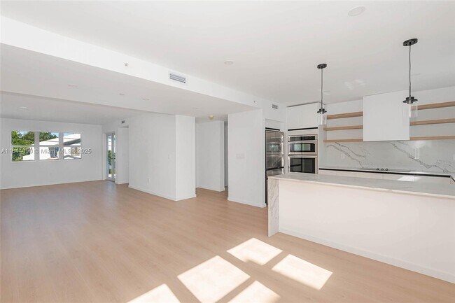 Building Photo - 824 SE 12th Ct
