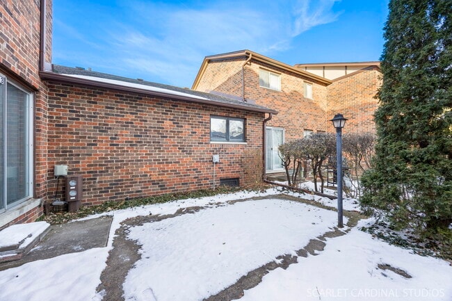 Building Photo - 1S213 Holyoke Ln