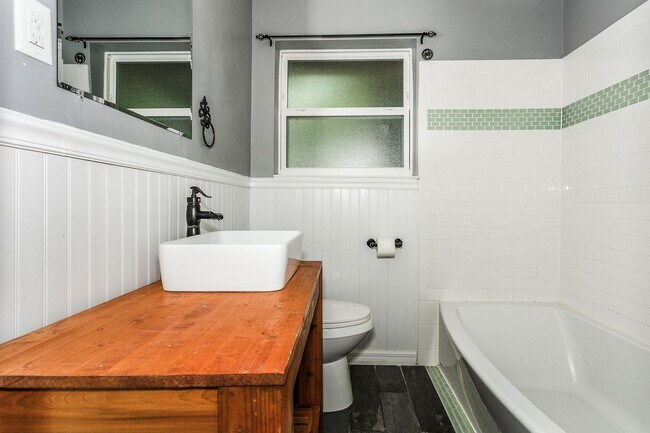 Building Photo - Gorgeous Home