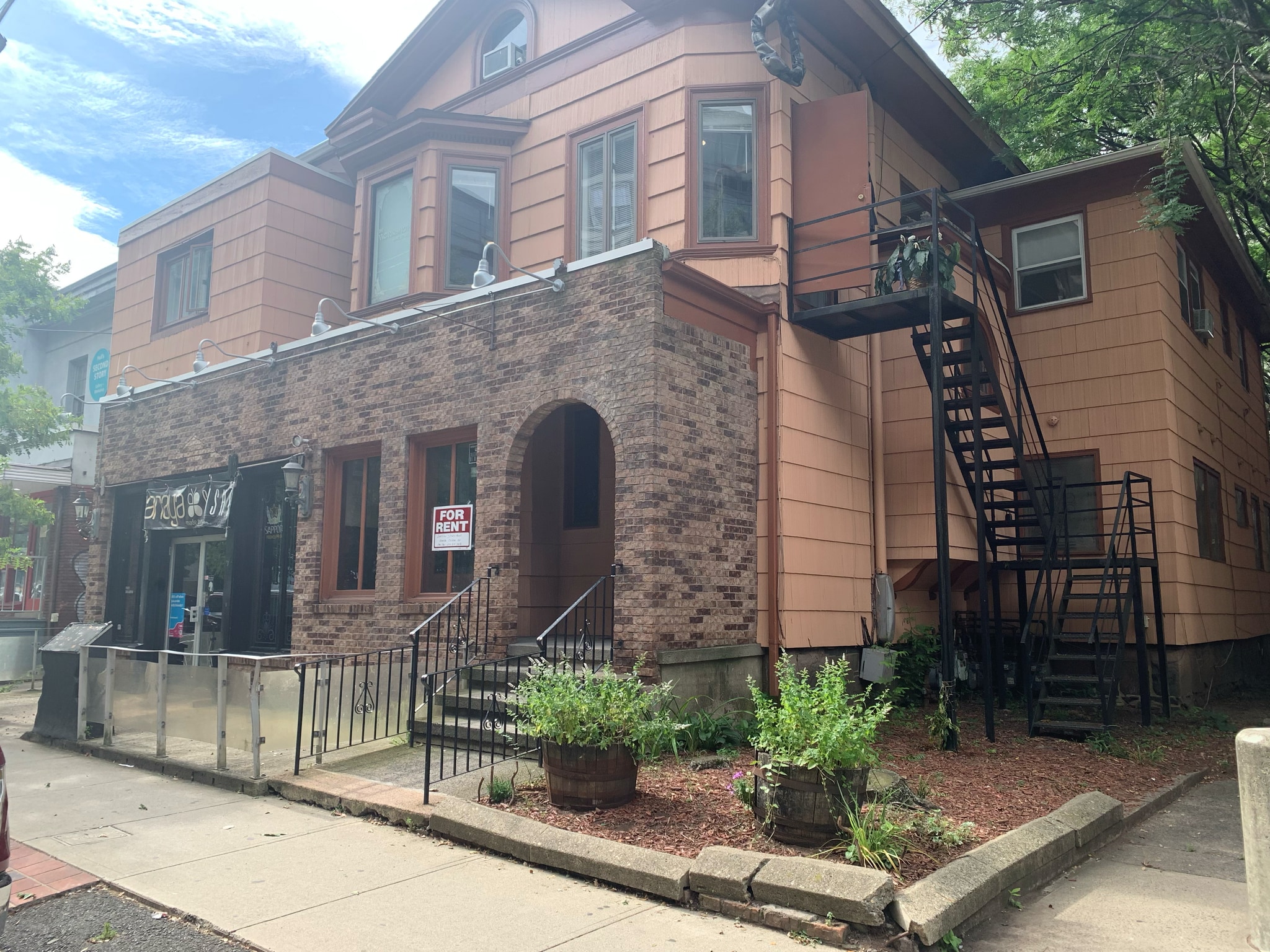 Building Photo - 1150 Chapel St