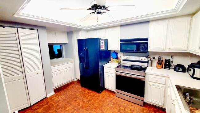 Building Photo - 3107 N Palm Aire Dr