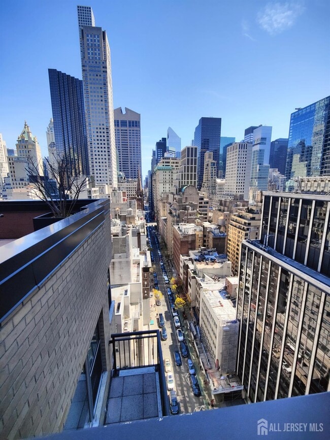 Building Photo - 77 W 55th St