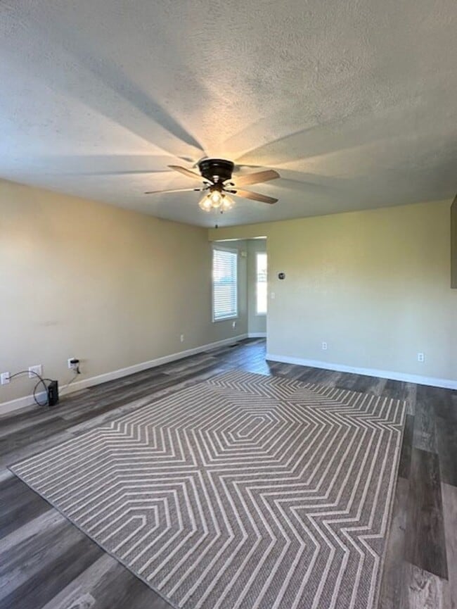 Building Photo - Spacious 4 Bedroom Duplex Located In Ozark!