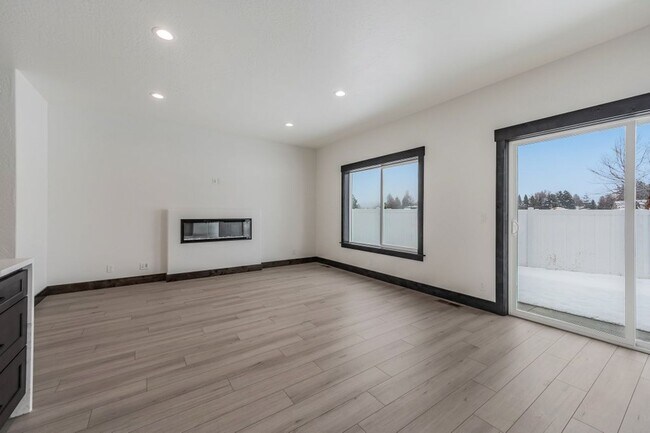 Building Photo - Brand New 3 bed 2.5 townhome