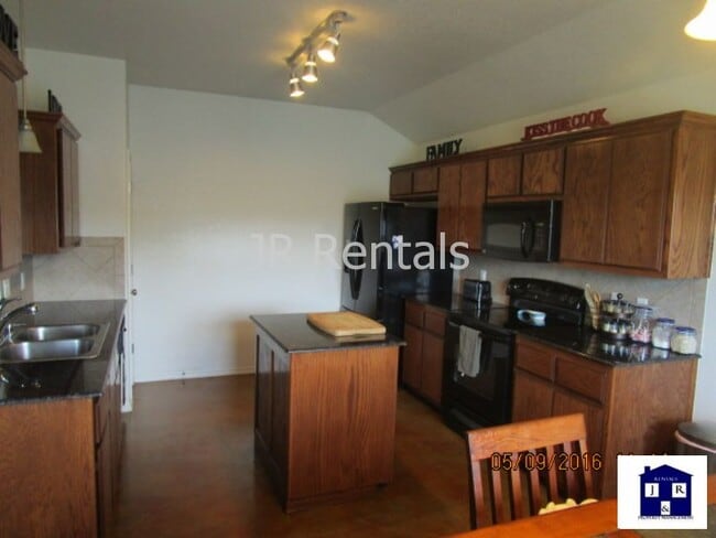 Building Photo - 401 Rainbow Ct
