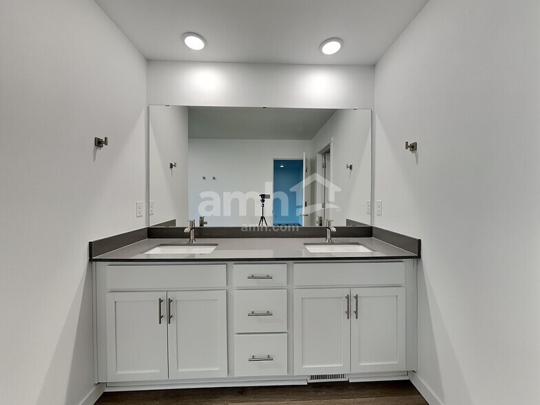 Building Photo - 5048 Washington St SE