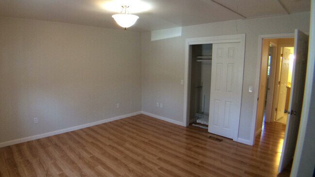 Building Photo - Blacksburg 2 Bedroom Townhouse- Available in July 2025