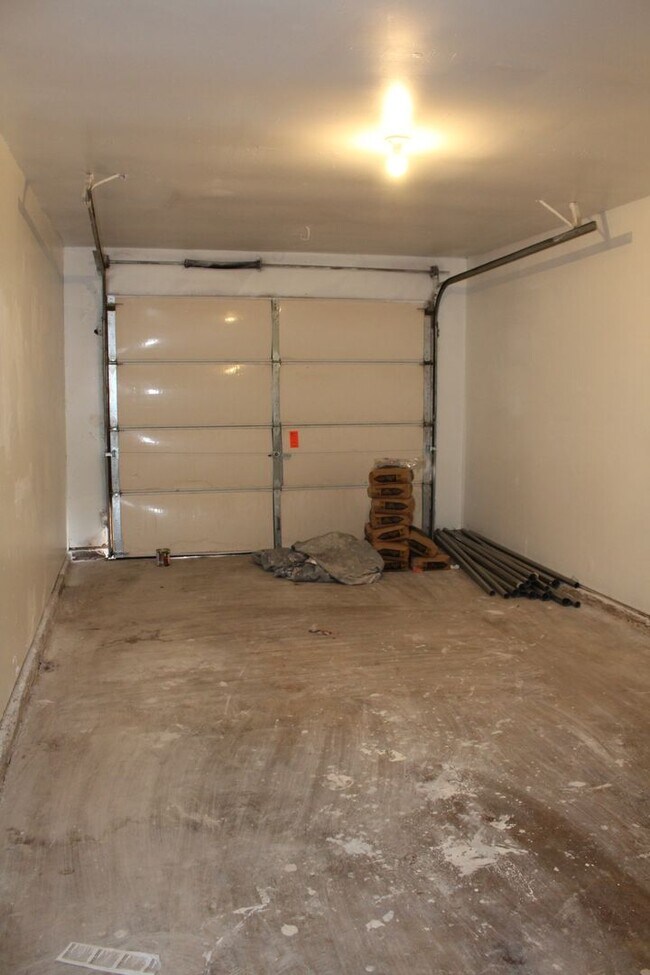 Building Photo - 2 bed & office on the South Side!