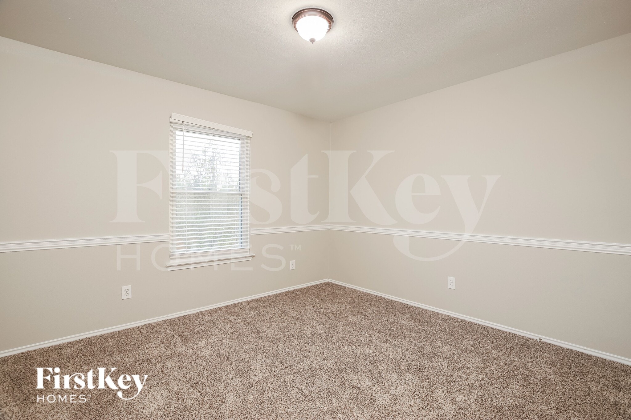 Building Photo - 3438 Columbia Dr