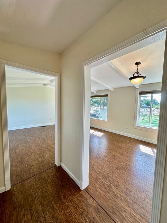 Building Photo - 3 Bed | 2 Bath | 1.17 Acres | Single-Level Home | Mountain Views