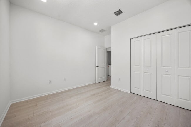 Building Photo - 4520 Longwood Lk Sq