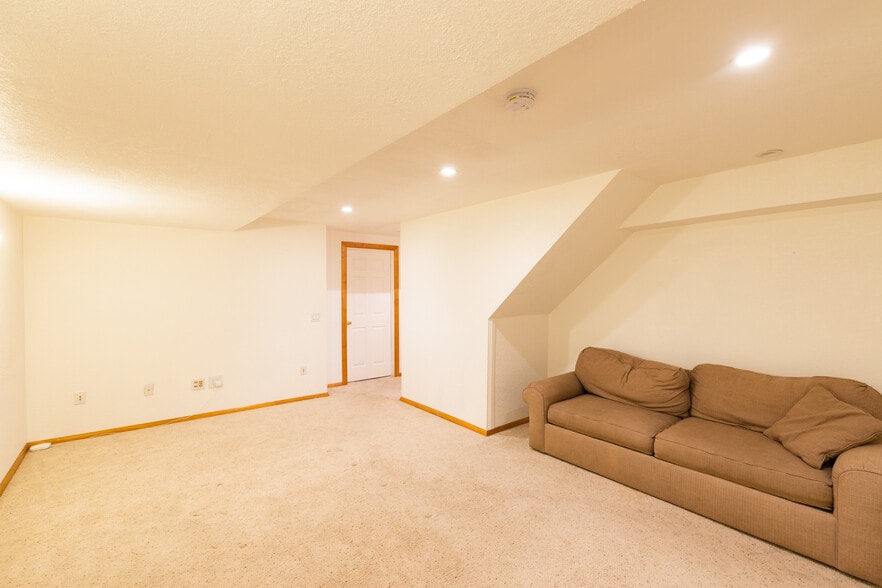 Building Photo - 11530 W 70th Plz