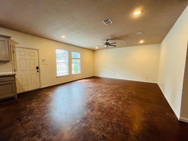 Building Photo - * MOVE IN SUMMER 6/27/2027 * $6500/$1300 per bed average 5 Bed 3 Bath 3 Block to TCU