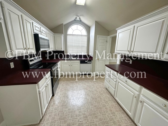 Building Photo - 801 Oak Dr