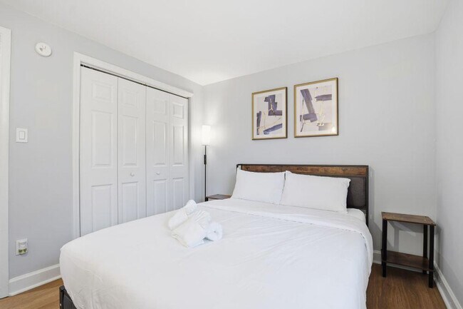 Building Photo - 7417 Shadowlake Dr