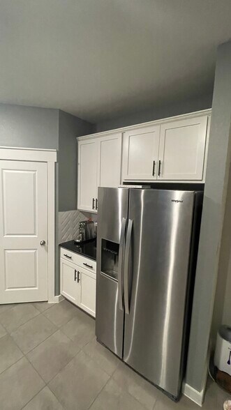 Kitchen with walk in pantry. - 12411 Southern Trail Ct