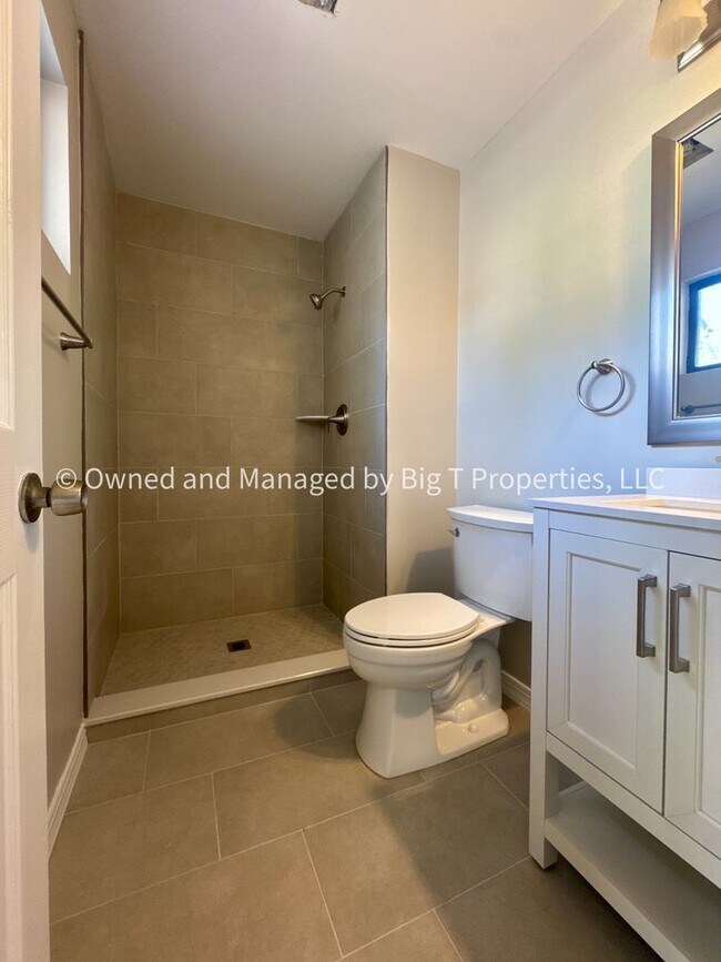 Building Photo - Beautifully updated huge townhouse in Wood...