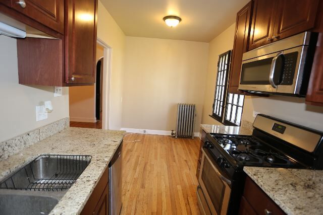 Building Photo - 2208 W Ainslie