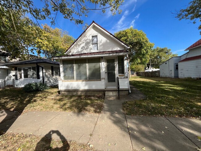 Primary Photo - Newly Remodeled 3 Bedroom House!