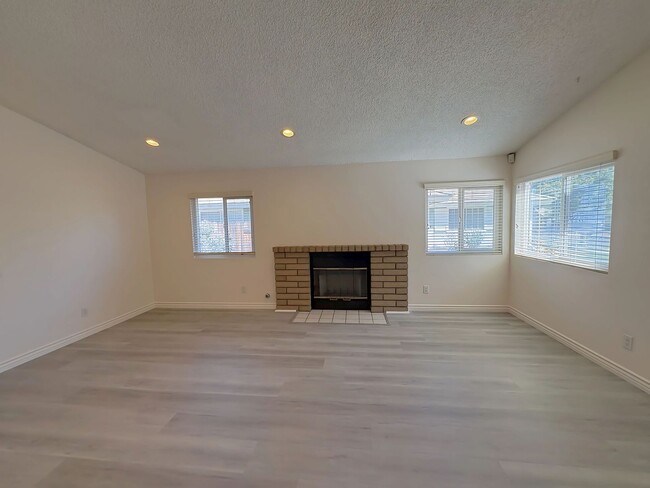 Building Photo - Beautiful Home in a Cul-de sac
