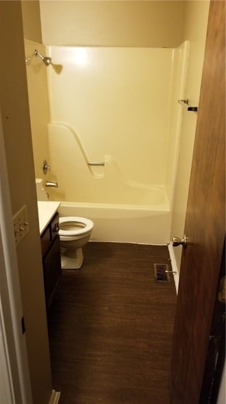 Building Photo - 2049 E Oaks Dr